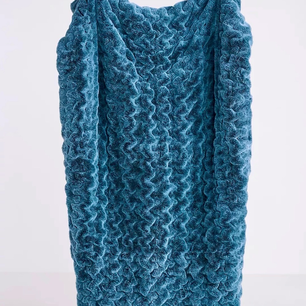 (NWT) Anthropologie Luxe Faux-Fur Throw Blanket – Blue